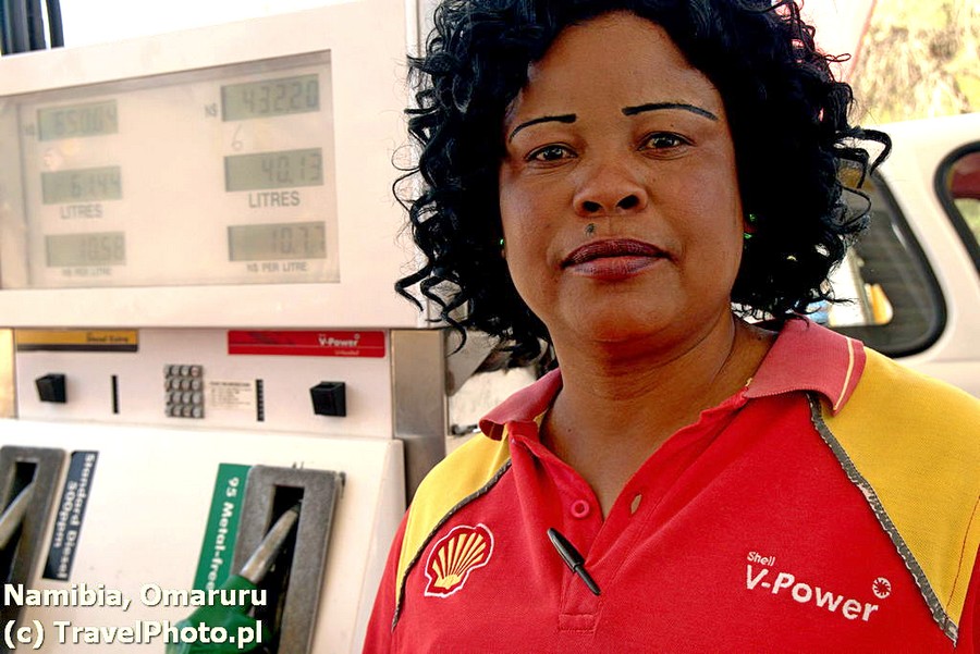 NAMIBIA - w miastach są również stacje benzynowe światowych koncernów