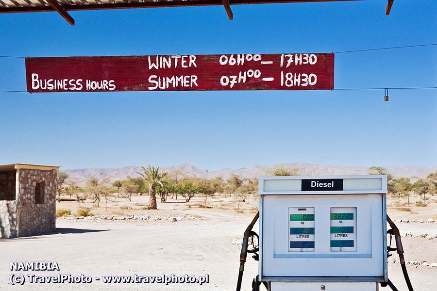 NAMIBIA - stacja benzynowa z widokiem na pustkę