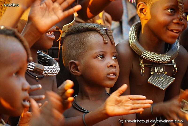 W wiosce Himba - tu akurat miejscowi nie przejmują się dystansem.