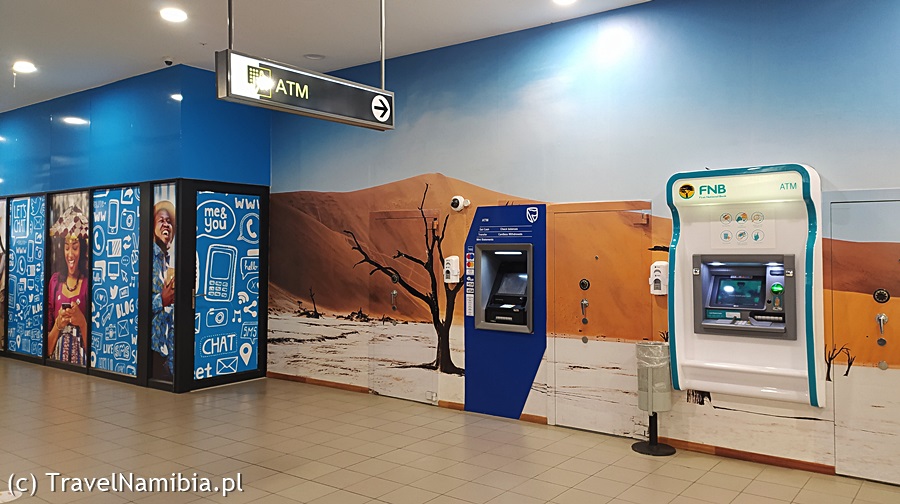 Bankomaty na lotnisku są na prawo od MTC (telefony)