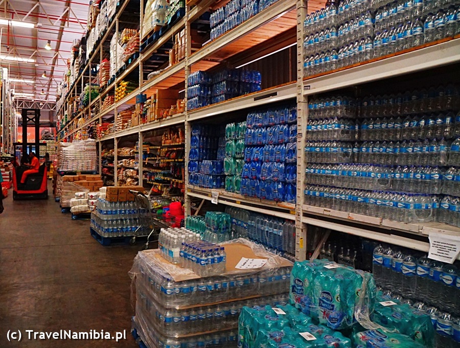 Supermarket METRO w Windhoek - dział z wodą.